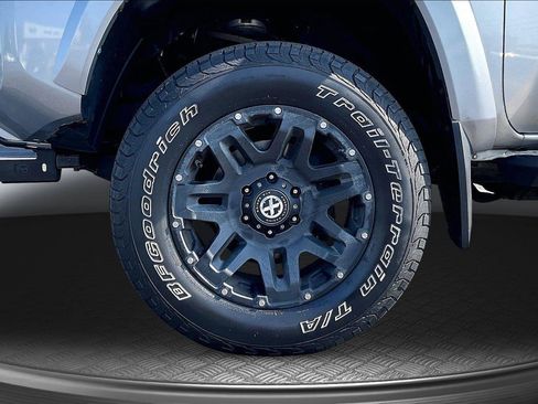 Used 2017 Toyota Tacoma SR5 w/ Tow Package AWD/4WD image 9