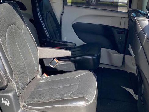 Used 2019 Chrysler Pacifica Limited w/ Tire & Wheel Group FWD image 34