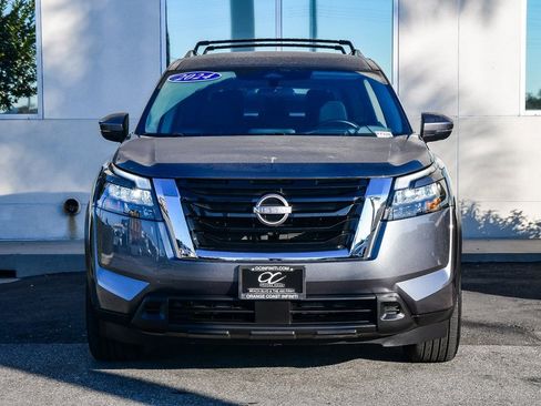 Used 2024 Nissan Pathfinder SV image 2