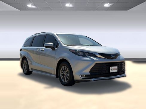 Used 2024 Toyota Sienna XLE FWD image 7