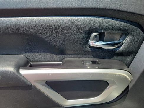 Used 2018 Nissan Titan SV RWD image 16