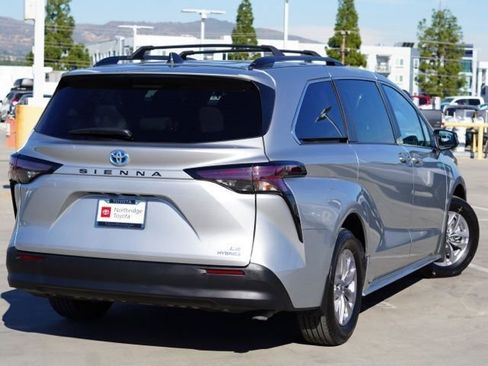 Certified 2024 Toyota Sienna LE image 7