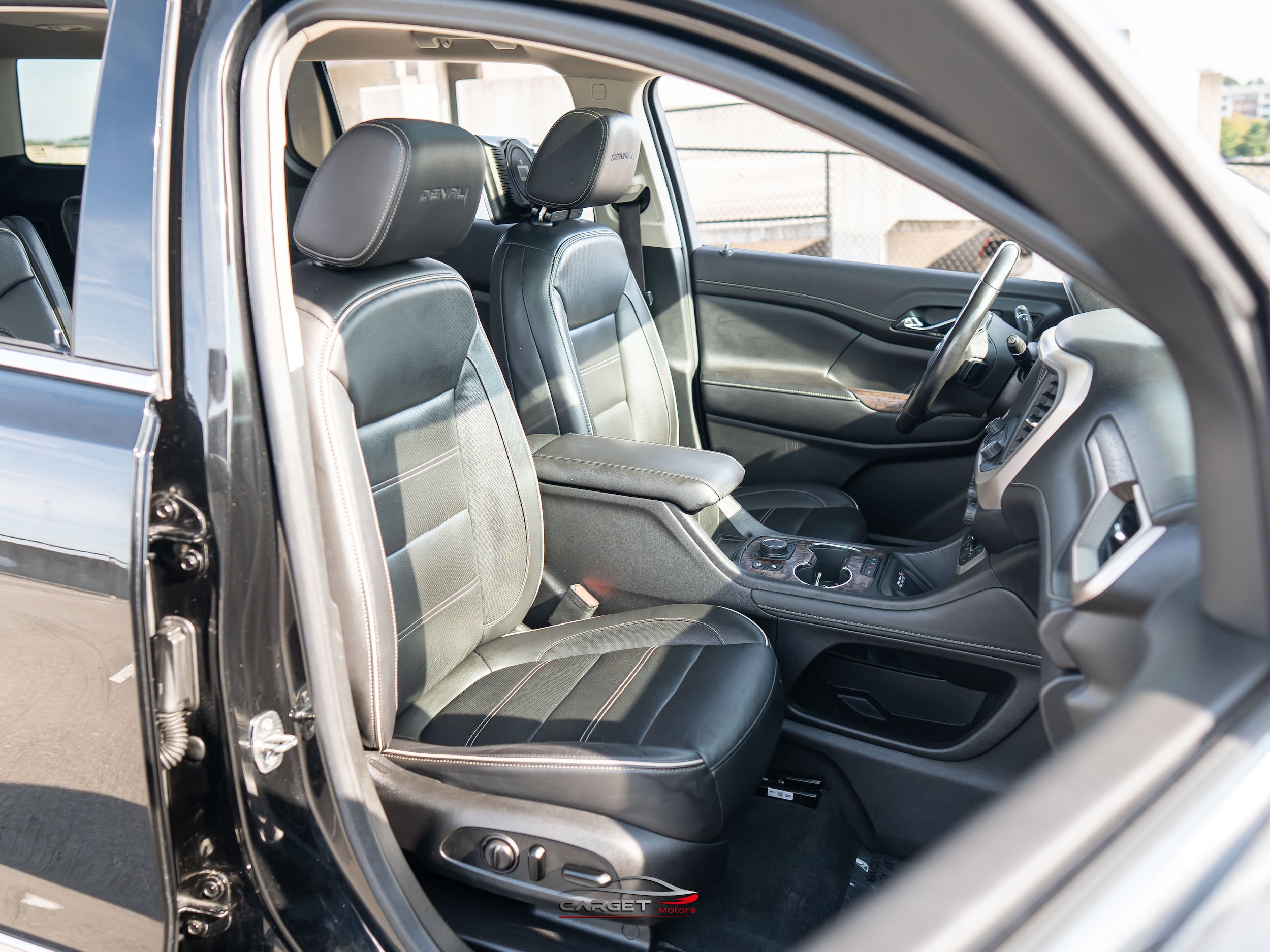 Used 2020 GMC Acadia Denali w/ Technology Package FWD image 17