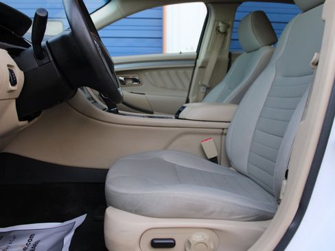 Used 2017 Ford Taurus SE image 16