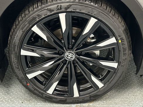 New 2025 Toyota Crown Platinum AWD/4WD image 21