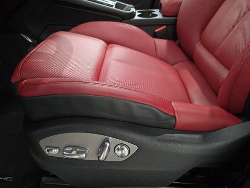Certified 2025 Porsche Macan AWD/4WD image 23