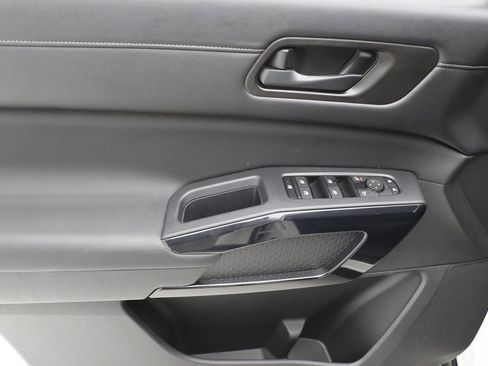 Used 2024 Nissan Pathfinder S image 15