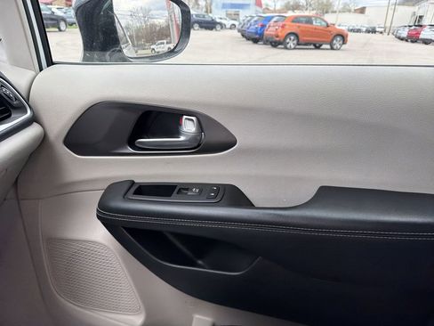 Used 2024 Chrysler Pacifica Limited FWD image 26