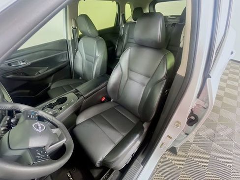 Used 2025 Nissan Rogue SV w/ SV Premium Package FWD image 21