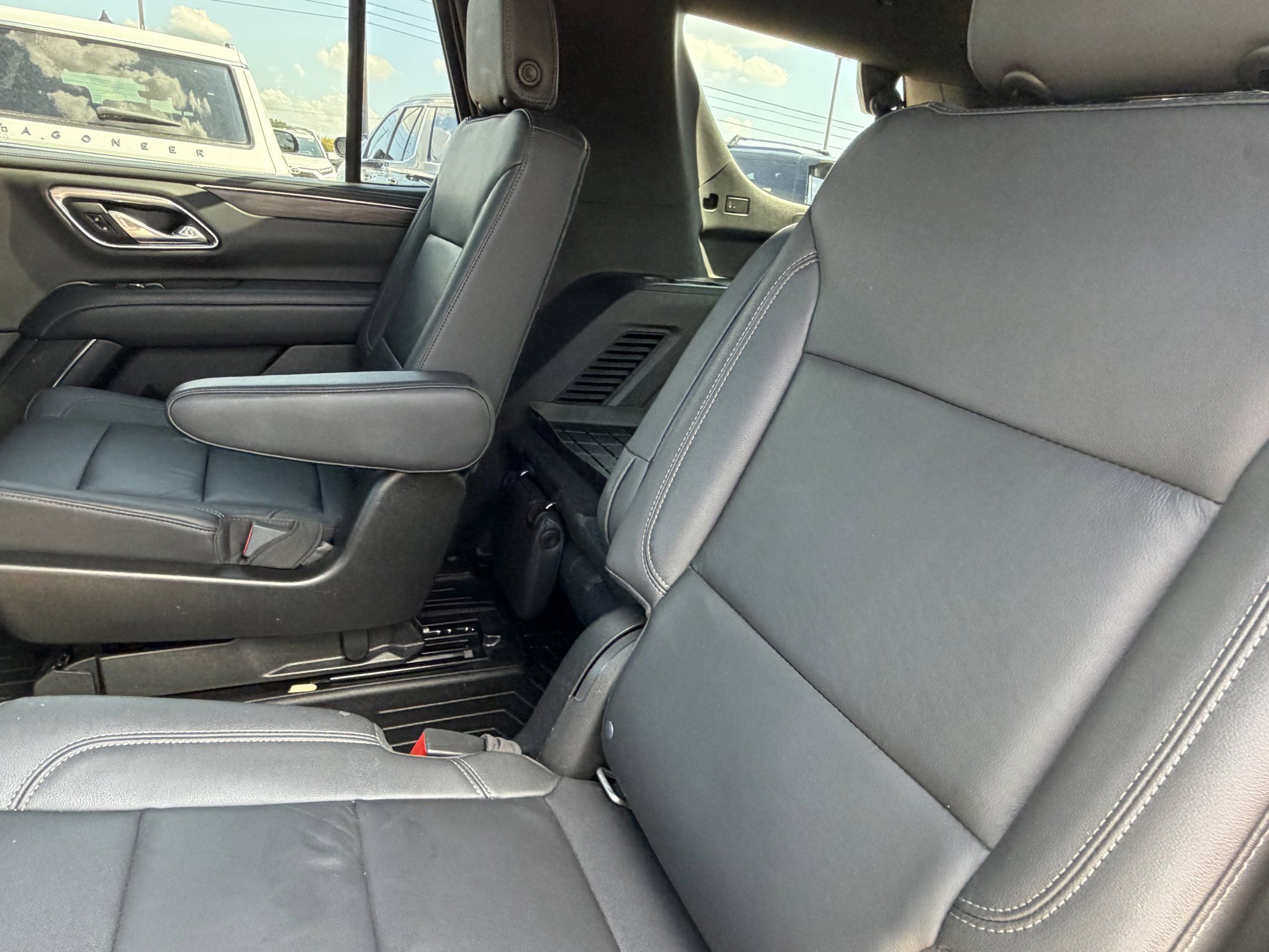 Used 2021 Chevrolet Tahoe Z71 w/ Z71 Off-Road Package AWD/4WD image 34