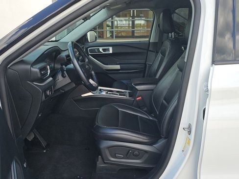 Used 2023 Ford Explorer XLT w/ Equipment Group 202A RWD image 12