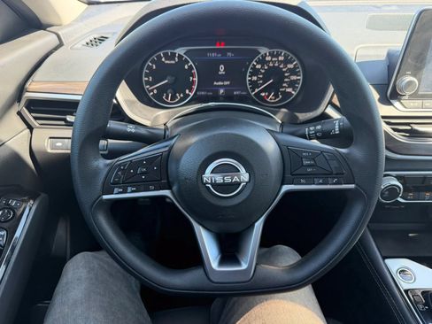 Used 2023 Nissan Altima 2.5 SV FWD image 11