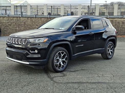 Used 2024 Jeep Compass Limited image 3
