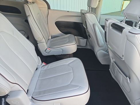 Used 2018 Chrysler Pacifica Limited w/ Tire & Wheel Group FWD image 13