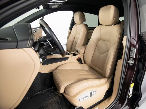 Certified 2024 Porsche Macan S image 16