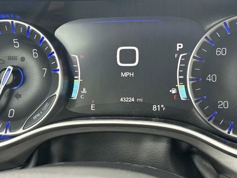 Used 2024 Chrysler Pacifica Touring-L FWD image 19