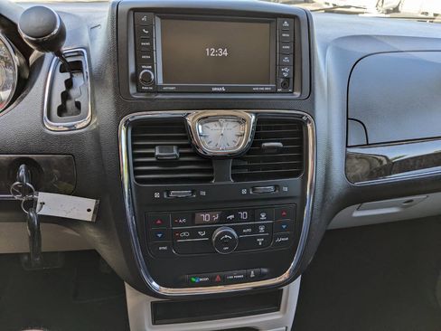 Used 2014 Chrysler Town & Country Touring FWD image 18