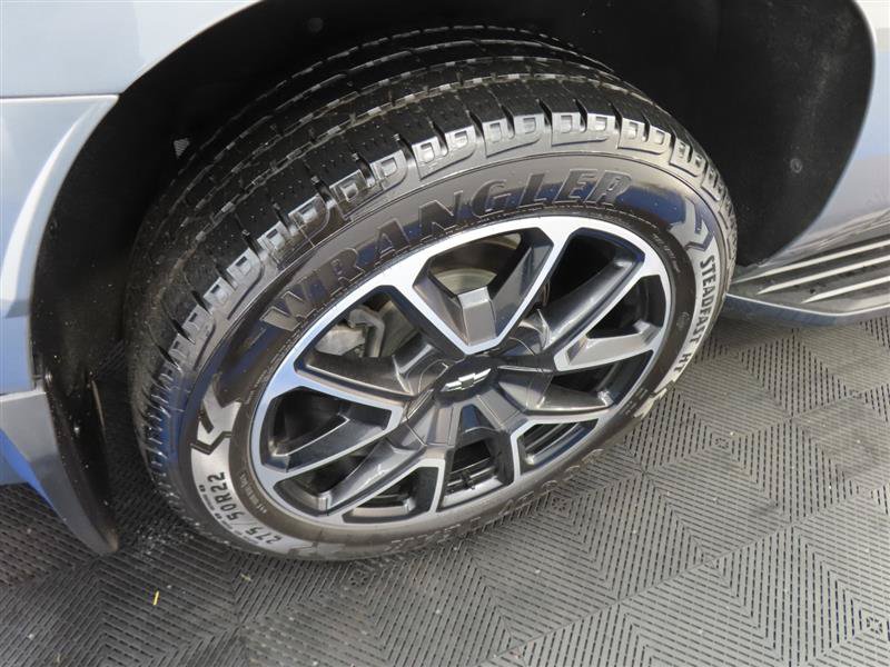 Used 2022 Chevrolet Suburban RST w/ Luxury Package RWD image 8