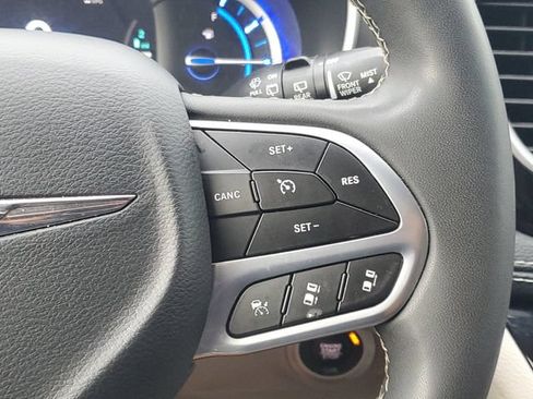 Used 2024 Chrysler Pacifica Limited FWD image 23