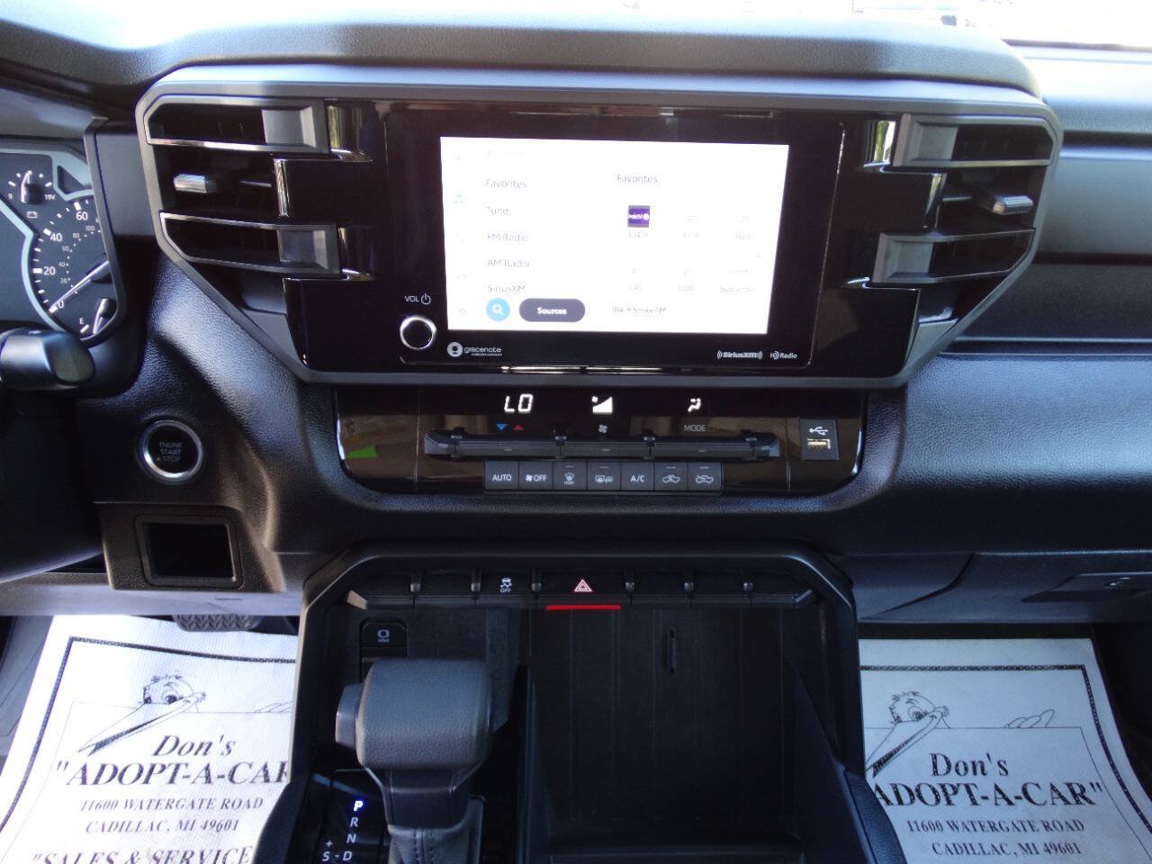 Used 2022 Toyota Tundra 4x4 CrewMax SR image 18