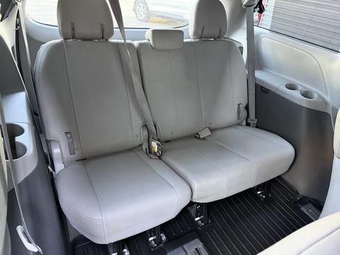 Used 2016 Toyota Sienna image 17