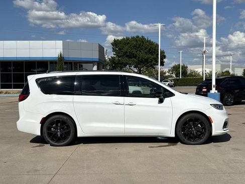 Used 2025 Chrysler Pacifica Limited FWD image 4