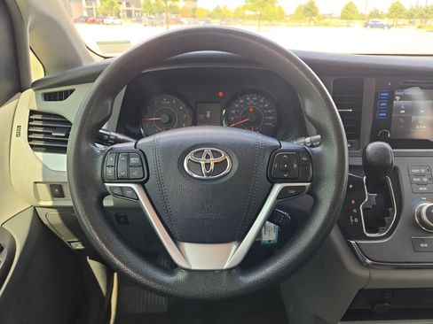 Used 2017 Toyota Sienna LE FWD image 20