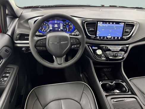 Used 2025 Chrysler Pacifica Limited image 10