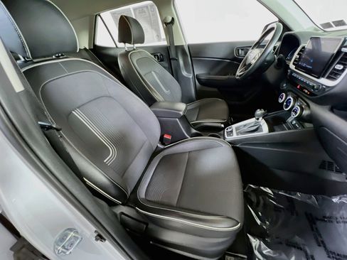 Used 2023 Hyundai Venue Limited FWD image 27