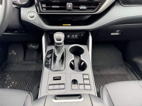 Used 2023 Toyota Corolla SE image 18