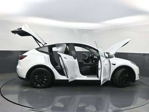 Used 2023 Tesla Model Y Long Range AWD/4WD image 34
