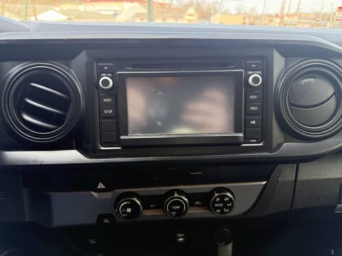 Used 2018 Toyota Tacoma SR image 19
