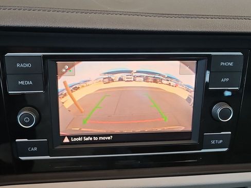 Used 2019 Volkswagen Jetta SE w/ Cold Weather Package FWD image 12