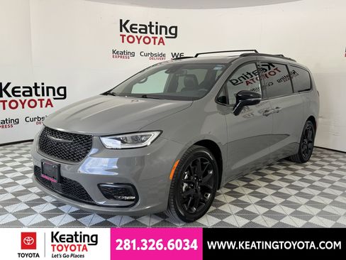 Used 2025 Chrysler Pacifica Limited FWD image 8
