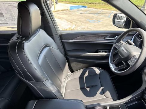 New 2025 Jeep Grand Cherokee Limited w/ Black Appearance Package image 21