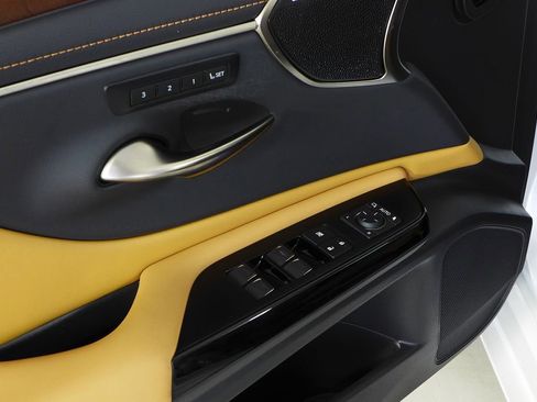 Used 2024 Lexus ES 300h 300h Luxury image 12