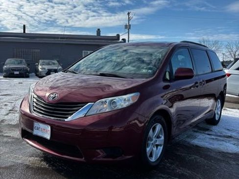 Used 2012 Toyota Sienna LE image 3