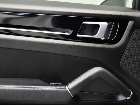 Used 2022 Porsche Cayenne image 43