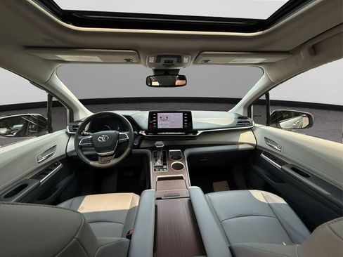 Used 2022 Toyota Sienna XLE image 30