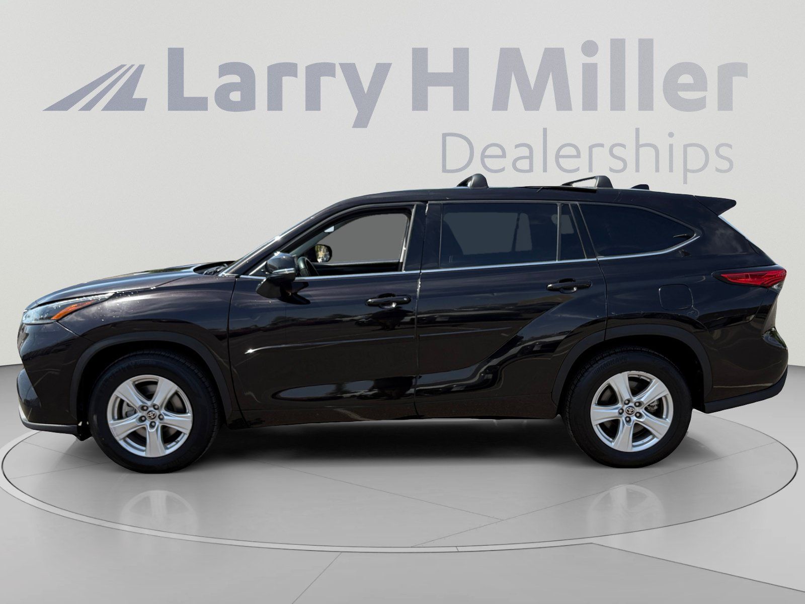 Used 2021 Toyota Highlander LE FWD image 2