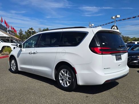 Certified 2022 Chrysler Pacifica Touring-L FWD image 6