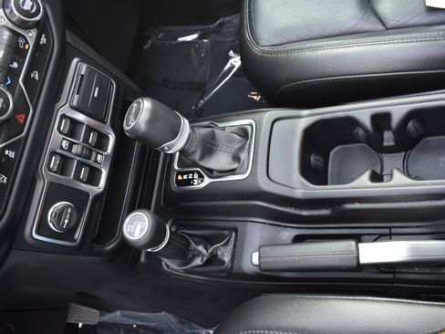 Used 2019 Jeep Wrangler Unlimited Sahara image 22