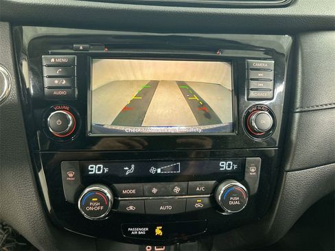 Used 2019 Nissan Rogue SV image 15