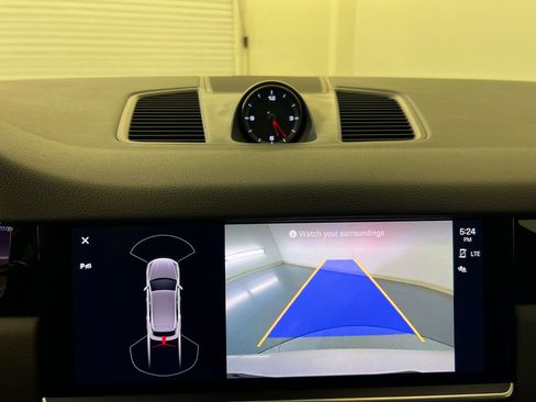 Used 2022 Porsche Cayenne Platinum Edition image 29