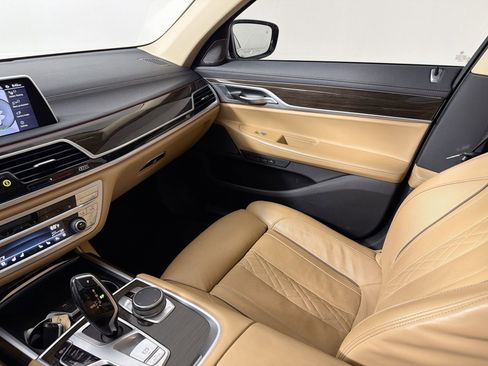 Used 2022 BMW 740i image 25