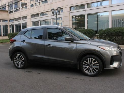 Used 2021 Nissan Kicks SV image 2
