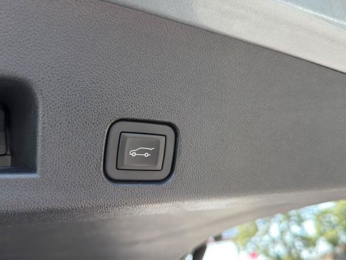 Used 2025 Chevrolet Traverse LT FWD image 35