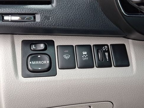 Used 2013 Toyota Highlander Plus w/ Cold Weather Pkg image 26