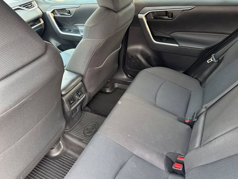 Used 2022 Toyota RAV4 LE AWD/4WD image 12