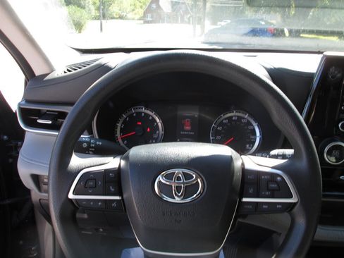 Used 2022 Toyota Highlander L image 13